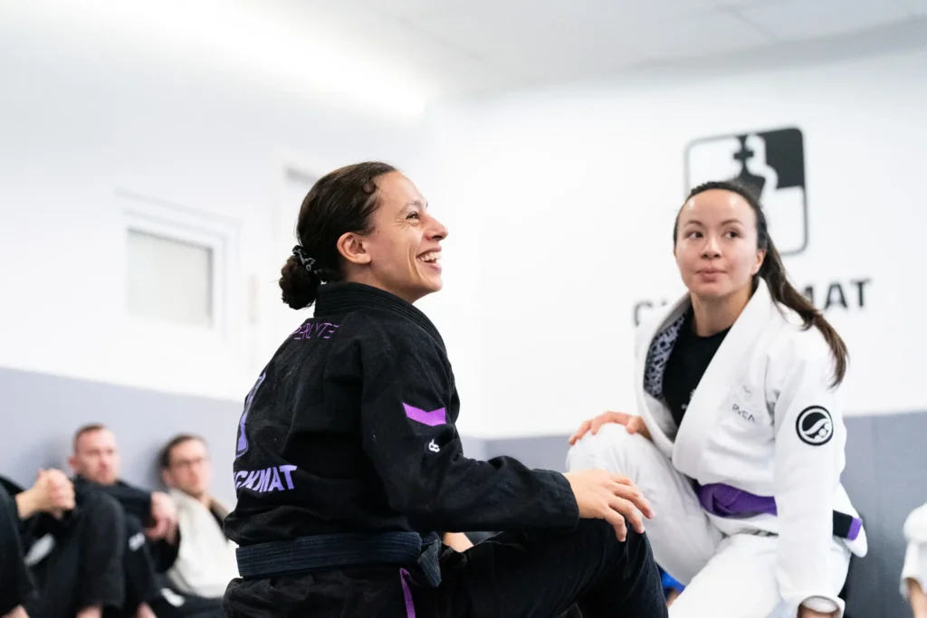 Coach Rose und ihre Assistentin im BJJ DOJO Berlin, 2025. Foto: Photo Blackbelt.