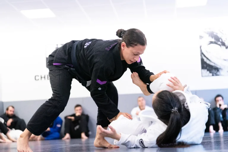 Coach Rose und ihre Assistentin im BJJ DOJO Berlin, 2025. Foto: Photo Blackbelt.