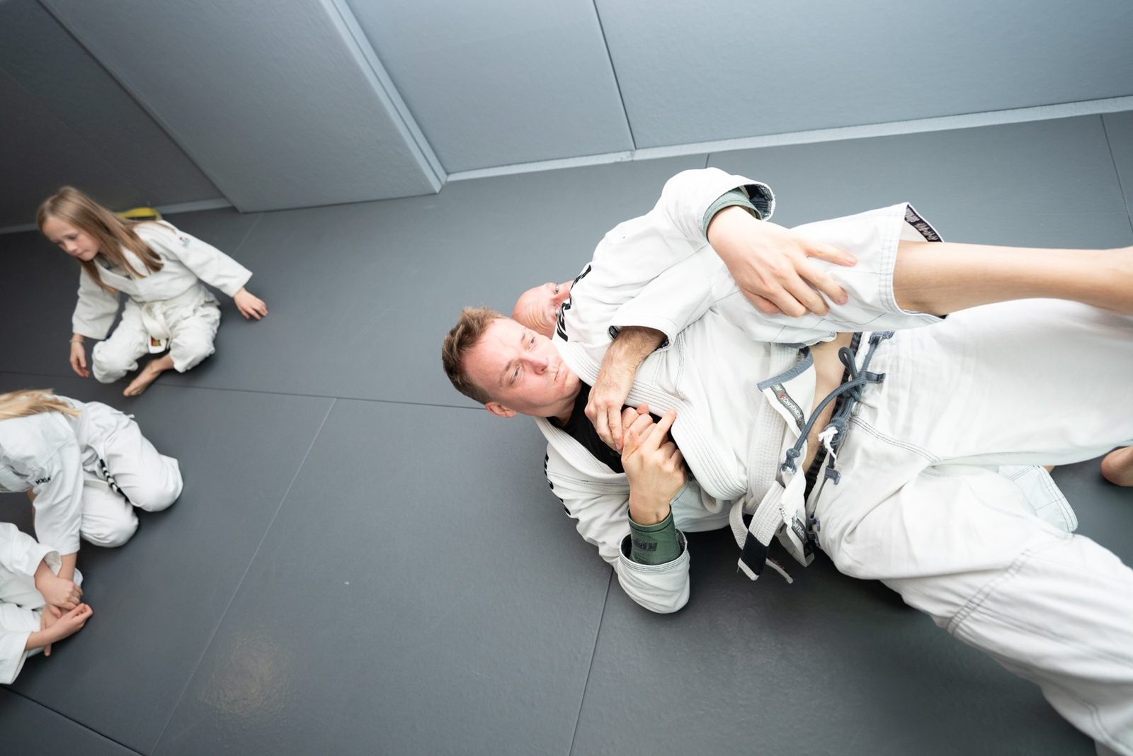Side Control im BJJ-Training für Anfänger in Berlin. Foto: Photo Blackbelt.