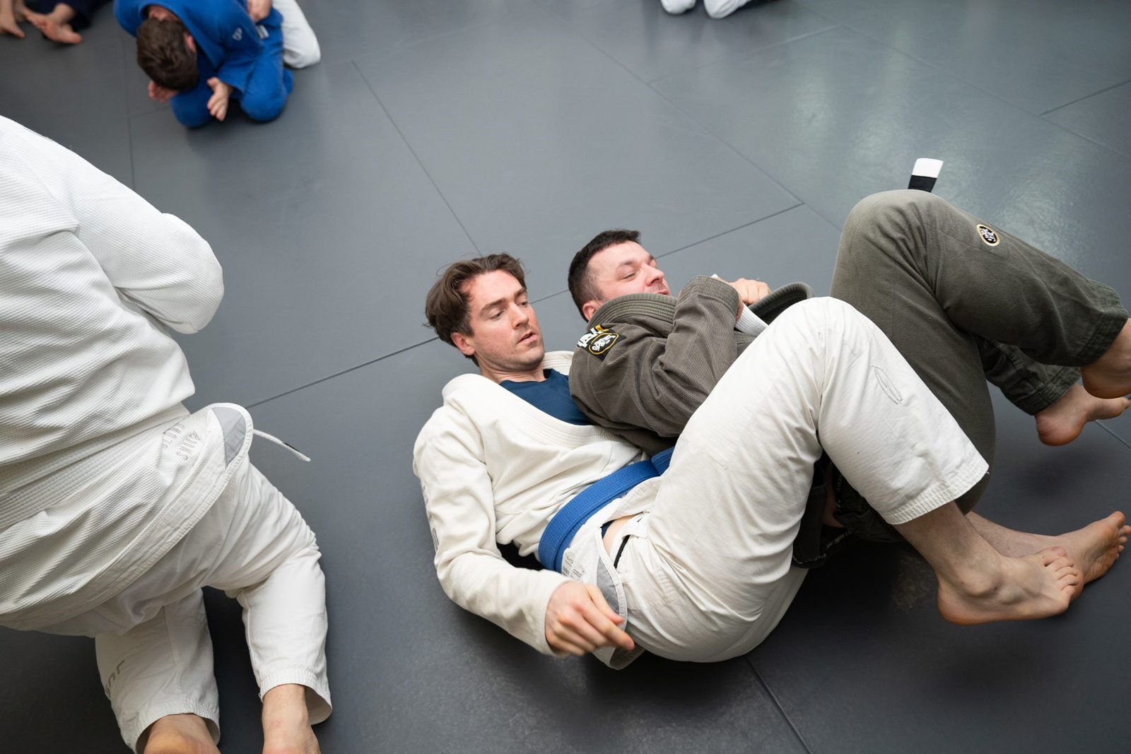 Rückenkontrolle üben im BJJ-Anfängerkurs in Berlin-Kreuzberg. Foto: Photo Blackbelt.