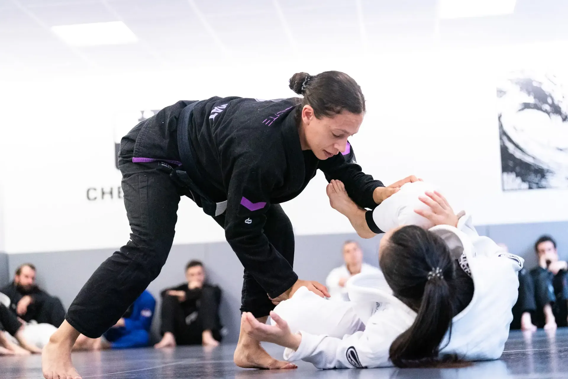 Coach Rose und ihre Assistentin beim Gi-Training im BJJ DOJO Berlin in Kreuzberg. Foto: Photo Blackbelt.