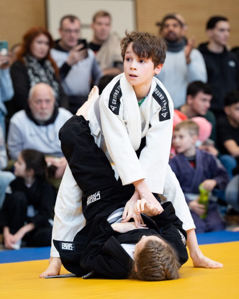 Kind kontrolliert seinen Gegner beim BJJ-Wettkampf. Foto: Photo Blackbelt.