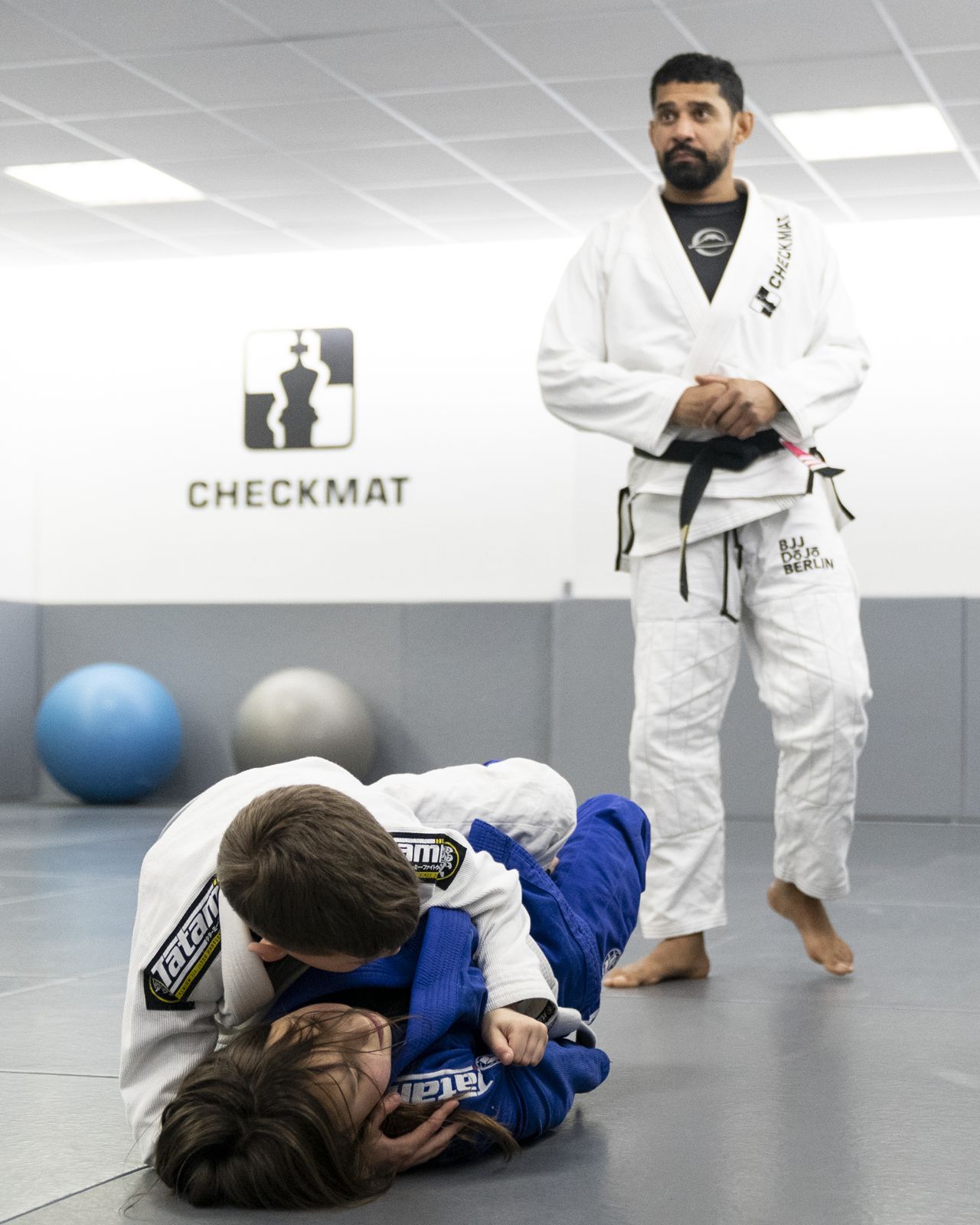 Kinder-Jiu-Jitsu im BJJ DOJO Berlin: Head Coach Rodrigo Fernandes betreut das Training. Foto: Photo Blackbelt.