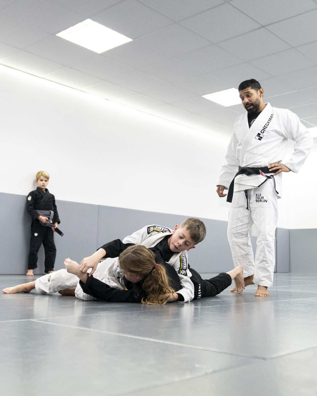 Betreutes Sparring im Kindertraining, der Trainer schaut zu. Foto: Photo Blackbelt.