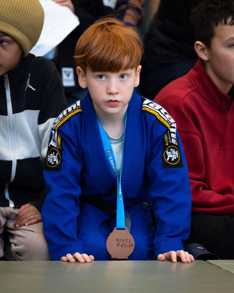 Kind vom BJJ DOJO Berlin mit Medaille beim Turnier. Foto: Photo Blackbelt.