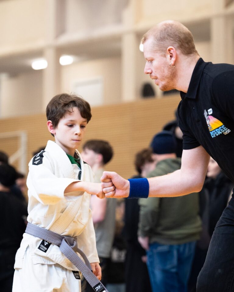 Respekt vor dem Kampf: Kind gibt dem Kampfrichter die Faust. Foto: Photo Blackbelt.