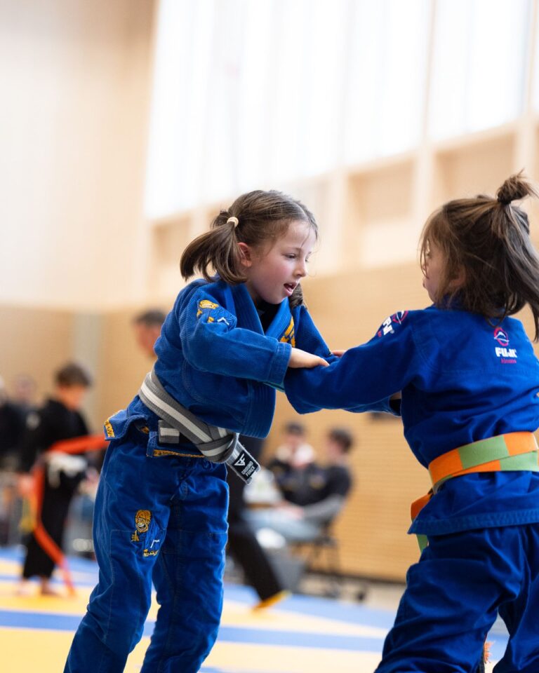 Zwei Mädchen im Kampf beim Kinder-Jiu-Jitsu-Turnier. Foto: Photo Blackbelt.