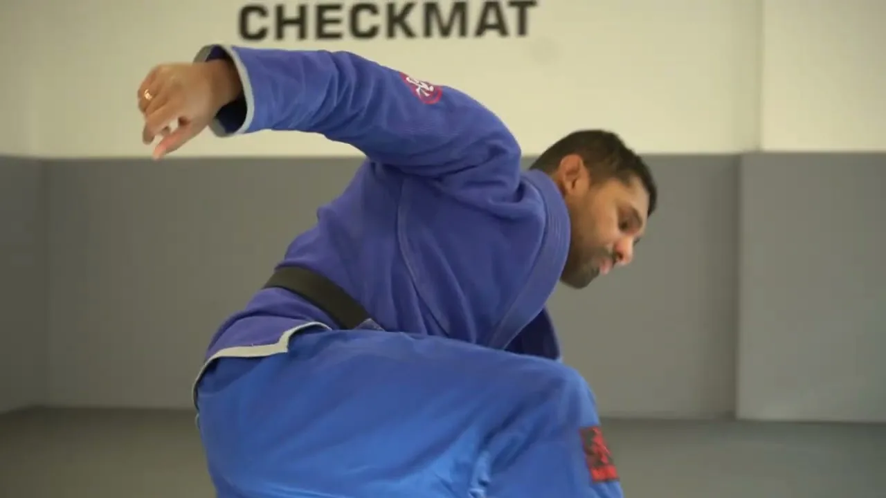 Rodrigo Fernandes zeigt eine Bewegungsübung in der Movement-Klasse im BJJ DOJO Berlin in Kreuzberg.