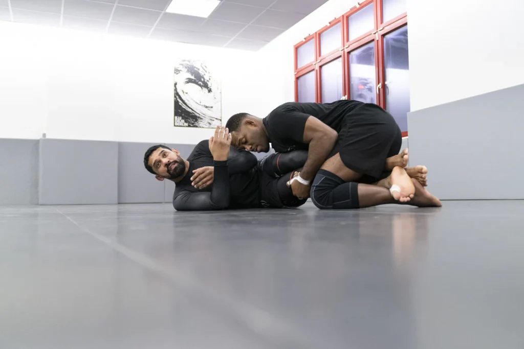 NoGi-Training im BJJ DOJO Berlin: Gasttrainer Sandro Vieira (Checkmat) und Rodrigo Fernandes beim Positionstraining. Foto: Photo Blackbelt.